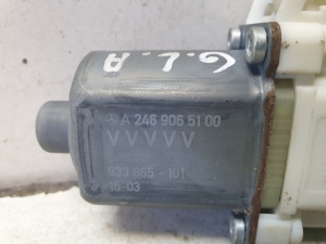 Mercedes Benz GLA-Class 156 (2013–2019) Front door window regulator motor A2469065100 - 3