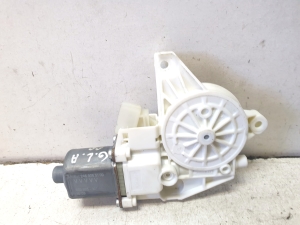 Mercedes Benz GLA-Class 156 (2013–2019) Front door window regulator motor A2469065100 - 4