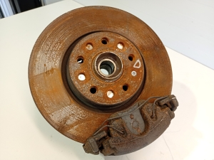 Front wheel hub and its parts