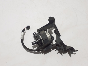 Auxiliary water pump - 215815MP1A