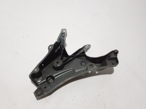 VOLVO S90 (2016–2026) Front fender bracket 31447898 - 2