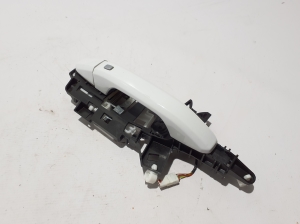 Chevrolet Silverado GMT K2XX (2013–2026) Front door external opening handle and its details - 4
