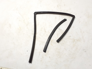 Rear side door seal on the door - 84729898