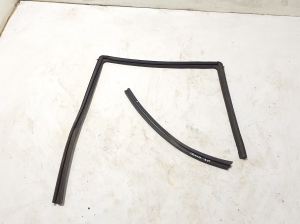Rear side door seal on the door - 84729899