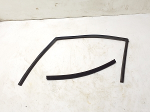 Rear side door seal on the door - 84729893
