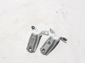 Front door top hinge - 13581570