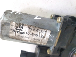 Opel Zafira A (1999–2005) Front door window regulator motor 90579355 - 3