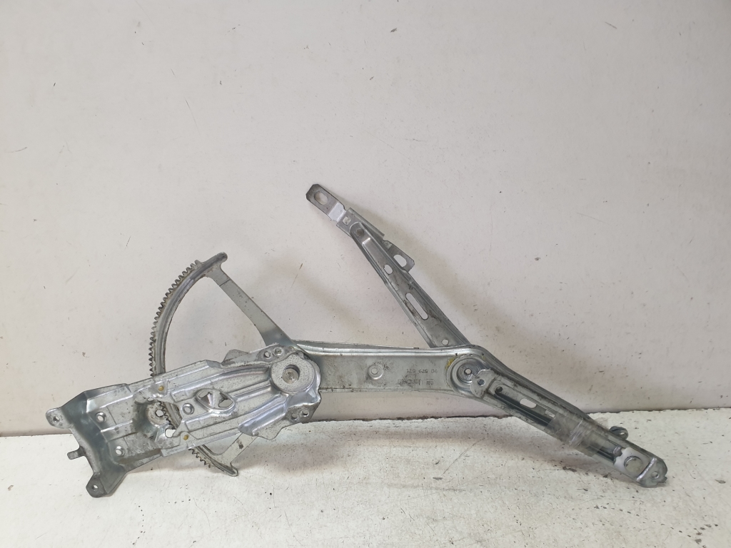 Opel Zafira A (1999–2005) Priekšējo durvju logu pacēlājs 90579571 Opel Zafira A (1999–2005) Priekšējo durvju logu pacēlājs 90579571