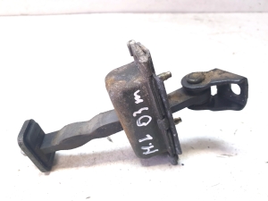 Mercedes Benz ML-Class 163 (1998–2005) Rear side door opening limiter - 2