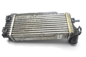   Vahejahuti radiaator  -  