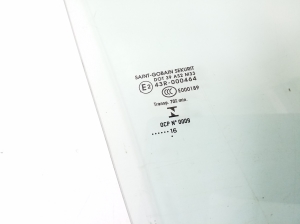 Infiniti Q30 (2015–2018) Rear side door glass 823125DA0A - 2