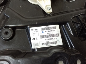 Infiniti Q30 (2015–2018) Priekšējo durvju logu pacēlājs un tā daļas 807215DM0A - 3