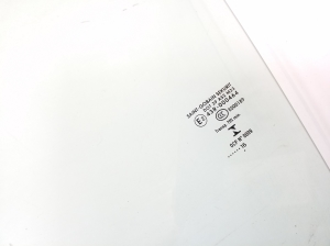 Infiniti Q30 (2015–2018) Rear side door glass 823135DA0A - 2