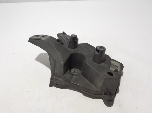 VOLVO XC60 (2017–2026) Front fender bracket 32211307 - 2