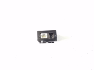 Infiniti Q30 (2015–2018) USB port 284H33ZD2A - 2