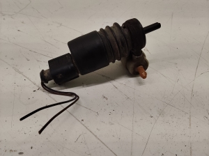 Volkswagen Passat B5 (1997–2005) Motor für Frontscheibenwaschanlage 1J0973722 - 2