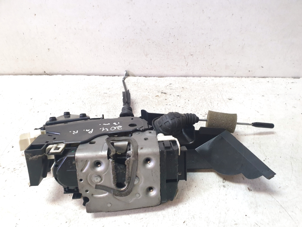 Mercedes Benz GLK-Class 204 (2008–2015) Front door lock A0997200435 Mercedes Benz GLK-Class 204 (2008–2015) Front door lock A0997200435
