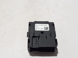 Mercedes Benz S-Class 223 (2020–2026) USB-pesa A2238200202 - 2