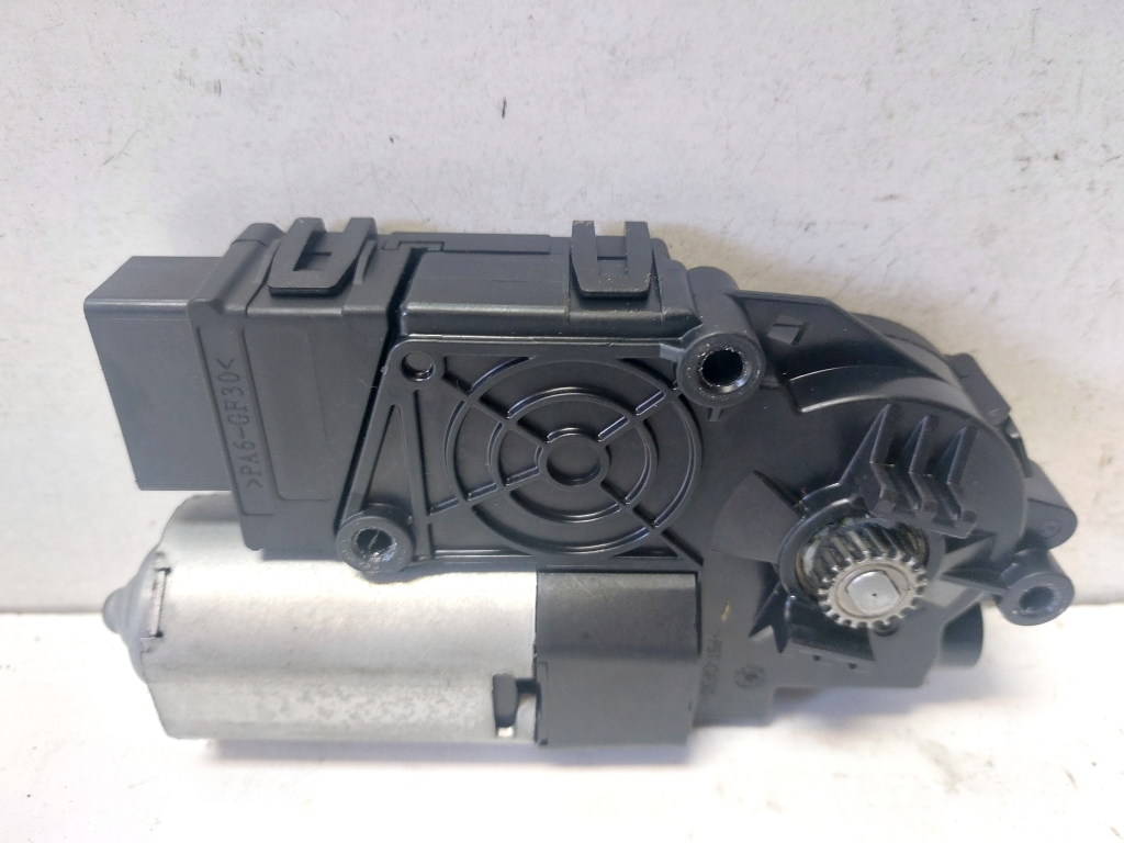 Kia Sorento (2014–2026) Katuseluugi mootor 50011326C00 Kia Sorento (2014–2026) Katuseluugi mootor 50011326C00