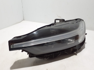 VOLVO XC60 (2017–2026) Esituli 32337382 - 5