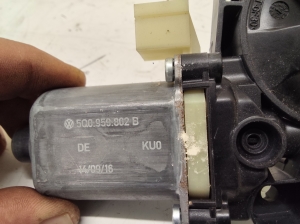 AUDI A3 8V (2012–2020) Hinterer Seitentür-Fensterhebermotor 5Q0959802 - 3
