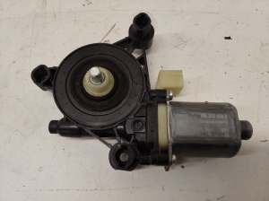 Rear side door window regulator motor - 5Q0959802