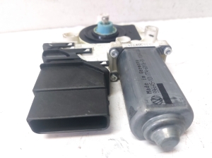 Hinterer Seitentür-Fensterhebermotor - 5K0959795