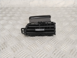 Dashboard air vent grilles - 687505SK0B