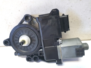 Kia Sorento (2014–2026) Rear side door window regulator motor 83460P2010 - 4
