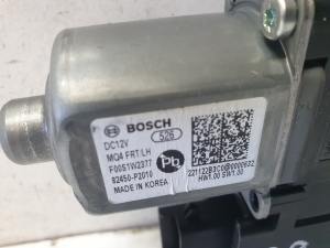 Kia Sorento (2014–2026) Front door window regulator motor 82450P2010 - 4
