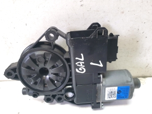 Aizmugurējo sānu durvju logu pacēlāja motors - 63450P2010