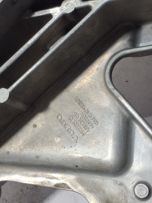 VOLVO XC40 (2017–2026) Engine bracket 31686305 - 2