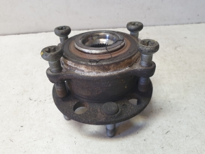 Kia Sorento (2014–2026) Front wheel hub - 2