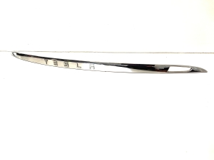 Tesla Model S S (2012–2026) Trunk lid molding 1025776-00-A - 2