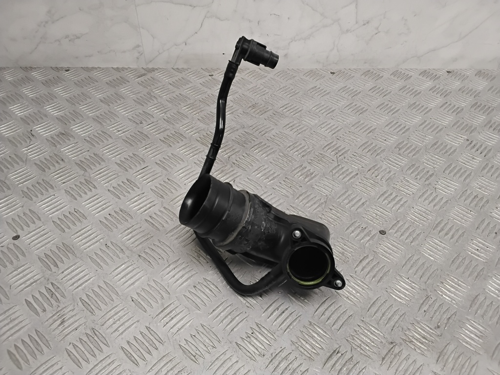 Volkswagen Passat B8 (2014–2023) Turbo jahutustoru 04E129656 Volkswagen Passat B8 (2014–2023) Turbo jahutustoru 04E129656