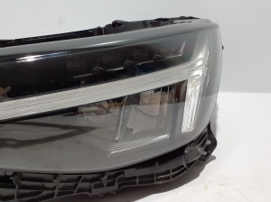 VOLVO XC40 (2017–2026) Headlight 32404665 - 7