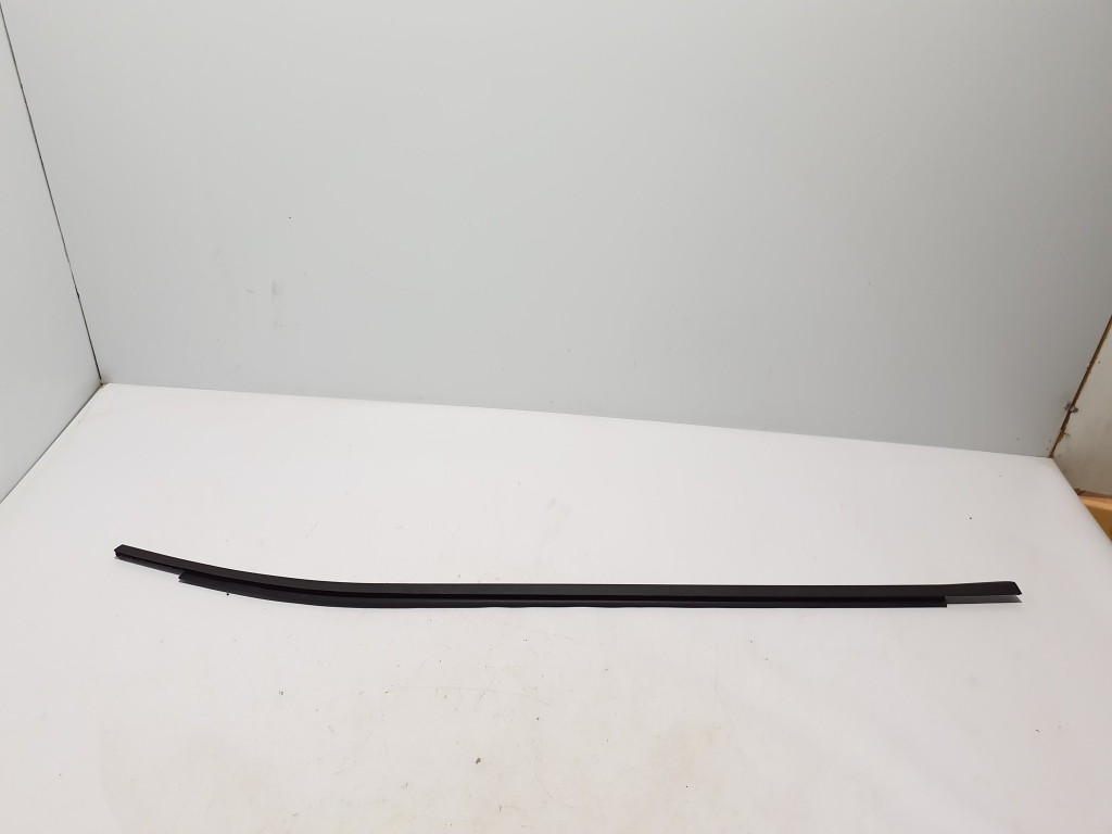 RENAULT Scenic E-Tech I (2024–2026) Rear side door outer window molding 828329530R RENAULT Scenic E-Tech I (2024–2026) Rear side door outer window molding 828329530R