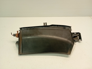 Cita detaļa zem motora pārsega - 8V1819979A