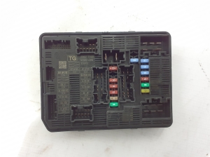   Fuse boxes  - 284B77542R 