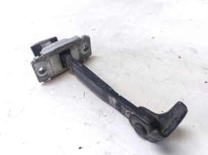 Rear side door opening limiter