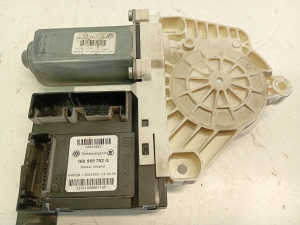 Volkswagen Passat B6 (2005–2010) Esiukse aknatõstuki mootor 1K0959792G - 4