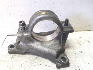 Front drive shaft bracket