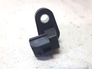 Mazda CX-5 (2011–2017) Camshaft position sensor PE0118230 - 2