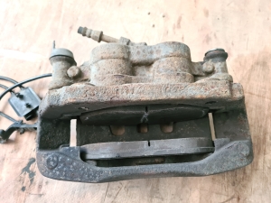 Mercedes Benz V-Class 447 (2014–2026) Front brake caliper - 5