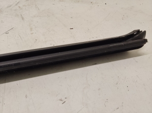 Opel Astra K (2015–2021) Esiukse klaasi sisemine liist 39023618 - 3