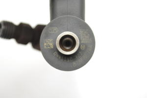Opel Astra J (2009–2017) Fuel injector 0445110327 - 2