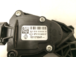 Dacia Duster (2017–2024) Accelerator pedal 180107904R - 4
