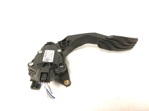Dacia Duster (2017–2024) Accelerator pedal 180107904R - 6