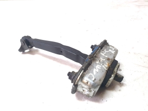 Hyundai Santa Fe (2012–2018) Front door check - 2