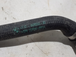 BMW i5 G60 (2023–2026) Jahutusradiaatori voolik 17128490265 - 2
